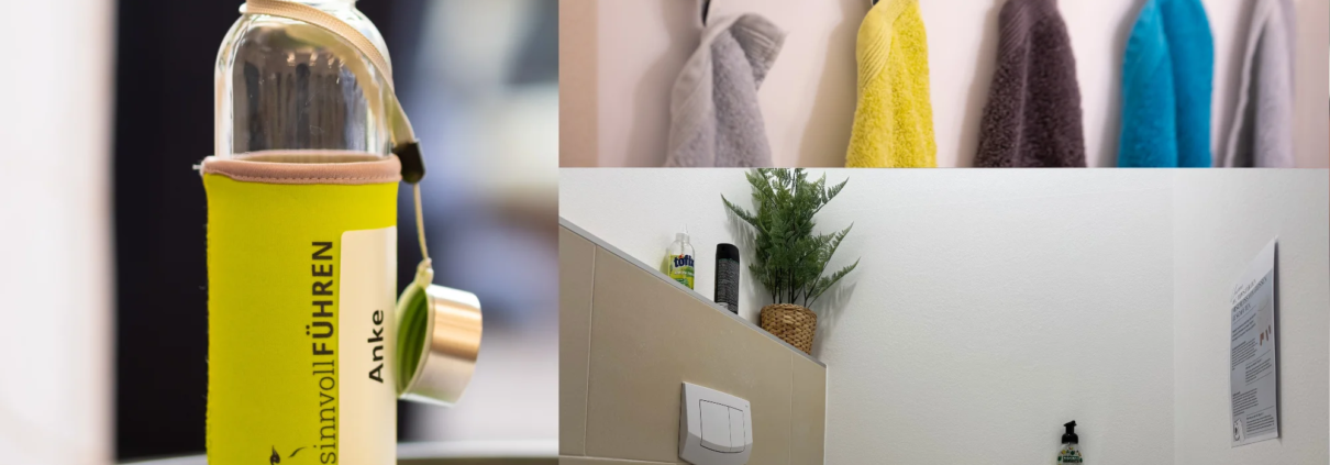 Zum Tag der Umwelt: Wie Schaumseife und kleine Gesten die Welt verändern 1 Collage mit drei Bildern aus einem Seminarraum: Links eine Glasflasche mit grünem Neoprenüberzug, der mit „sinnvollFÜHREN“ und einem Namensschild beschriftet ist. Rechts oben mehrere farbige Handtücher, jeweils mit Vornamen gekennzeichnet, ordentlich an Haken aufgehängt. Rechts unten ein gepflegtes WC mit Pflanzen, Schaumseife und Wandhinweis – alles sauber und aufgeräumt.