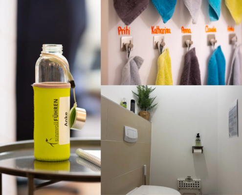 Collage mit drei Bildern aus einem Seminarraum: Links eine Glasflasche mit grünem Neoprenüberzug, der mit „sinnvollFÜHREN“ und einem Namensschild beschriftet ist. Rechts oben mehrere farbige Handtücher, jeweils mit Vornamen gekennzeichnet, ordentlich an Haken aufgehängt. Rechts unten ein gepflegtes WC mit Pflanzen, Schaumseife und Wandhinweis – alles sauber und aufgeräumt.