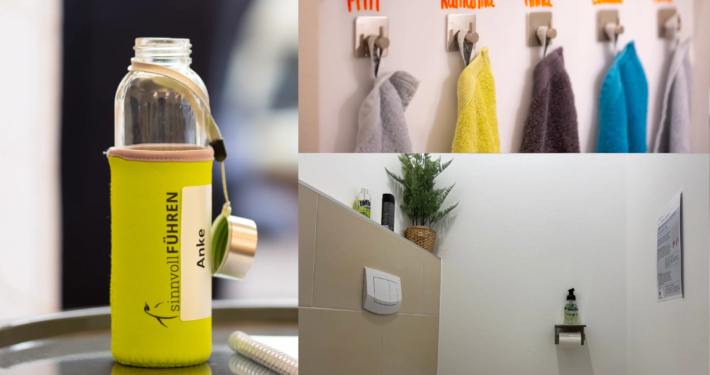 Collage mit drei Bildern aus einem Seminarraum: Links eine Glasflasche mit grünem Neoprenüberzug, der mit „sinnvollFÜHREN“ und einem Namensschild beschriftet ist. Rechts oben mehrere farbige Handtücher, jeweils mit Vornamen gekennzeichnet, ordentlich an Haken aufgehängt. Rechts unten ein gepflegtes WC mit Pflanzen, Schaumseife und Wandhinweis – alles sauber und aufgeräumt.