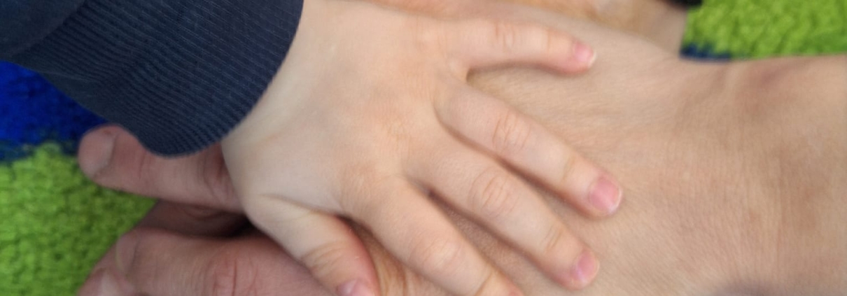 Danielas Gedanken zum 1. Juni - Internationaler Kindertag und Weltelterntag 1 eine Gruppe von übereinander liegenden Händen - ein Kind und zwei Erwachsene